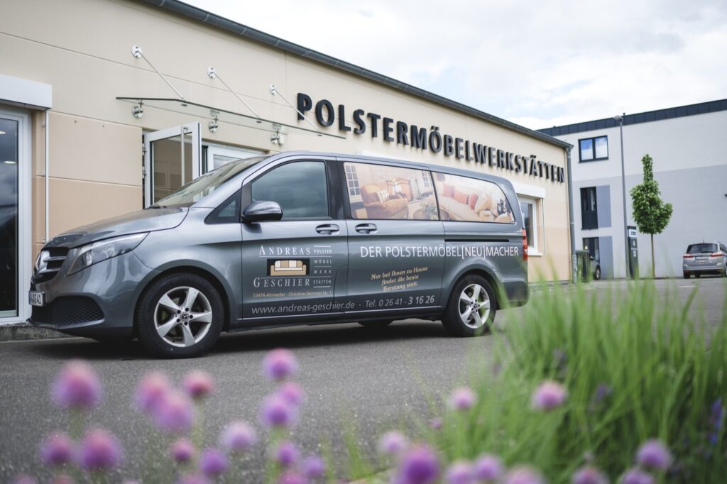 Beratungsfahrzeug von Andreas Geschier vor den Polstermöbel-Werkstätten